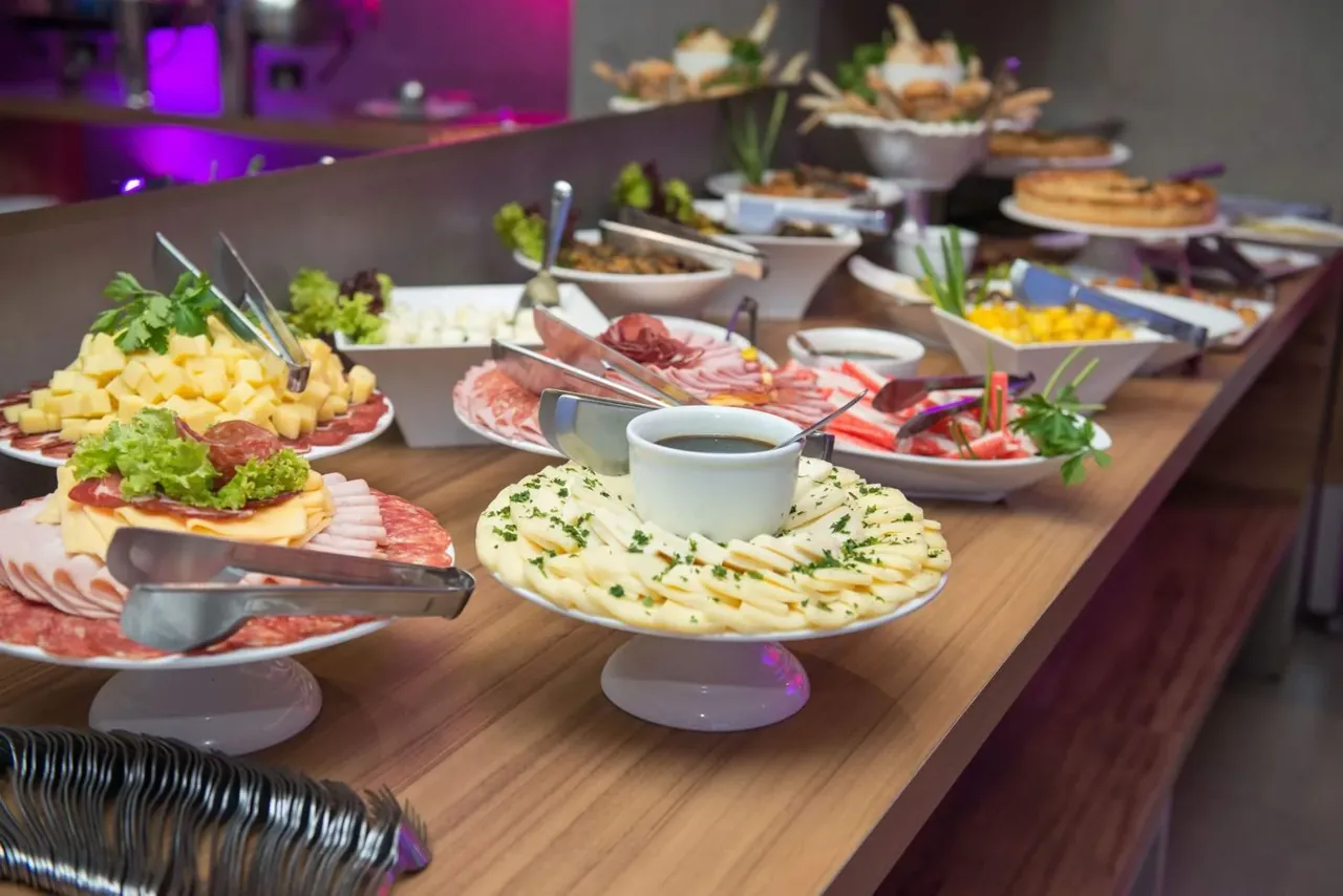 Buffet de frios e saladas