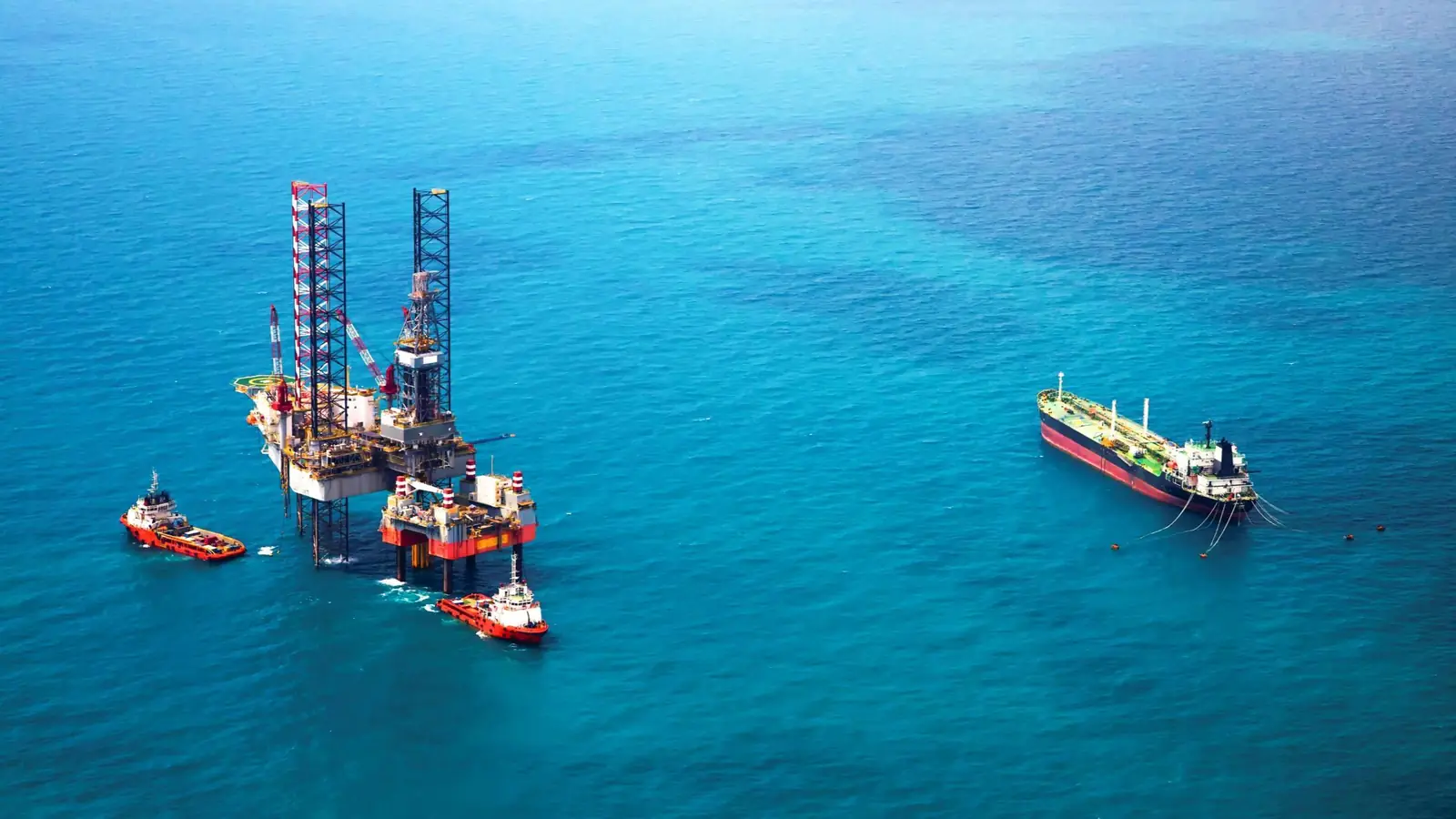 Plataforma offshore e navios de apoio no mar